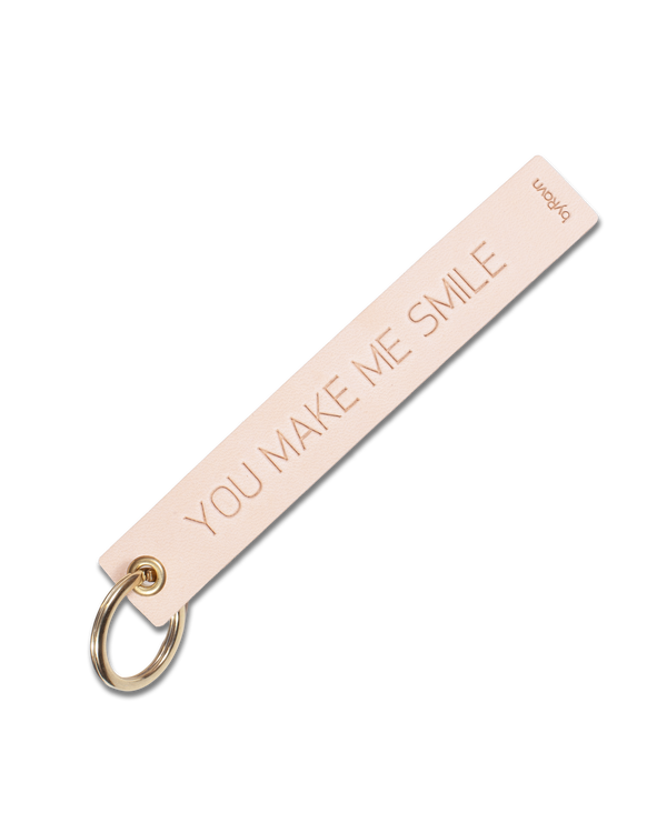 SOLO Large Schlüsselanhänger von byRavn aus naturfarbenem Leder mit der Gravur "You make me smile" und goldfarbenem Ring