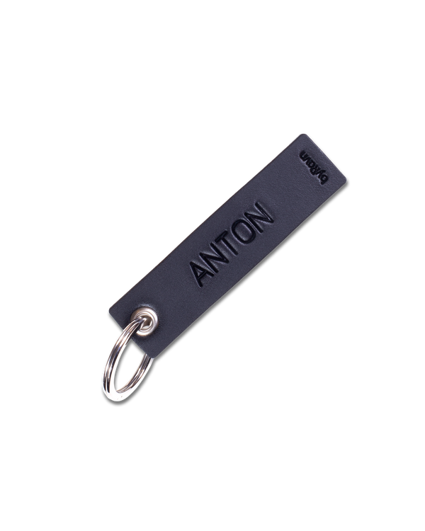 SOLO Small Schlüsselanhänger von byRavn aus schwarzem Leder mit dem gravierten Namen "Anton" und Schlüsselring aus Stahl