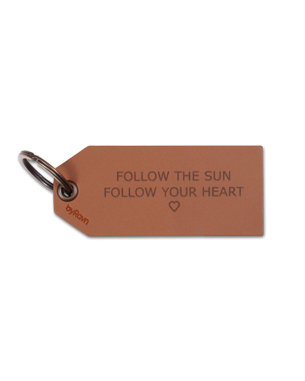STORM Schlüsselanhänger von byRavn aus Leder in Cognac in Kofferanhänger-Form mit der Gravur "Follow the sun, follow your heart" ♡