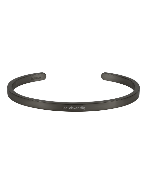 VENUS Armband von byRavn aus schwarzem Edelstahl, offener Armreif mit der Gravur "Jeg elsker dig."