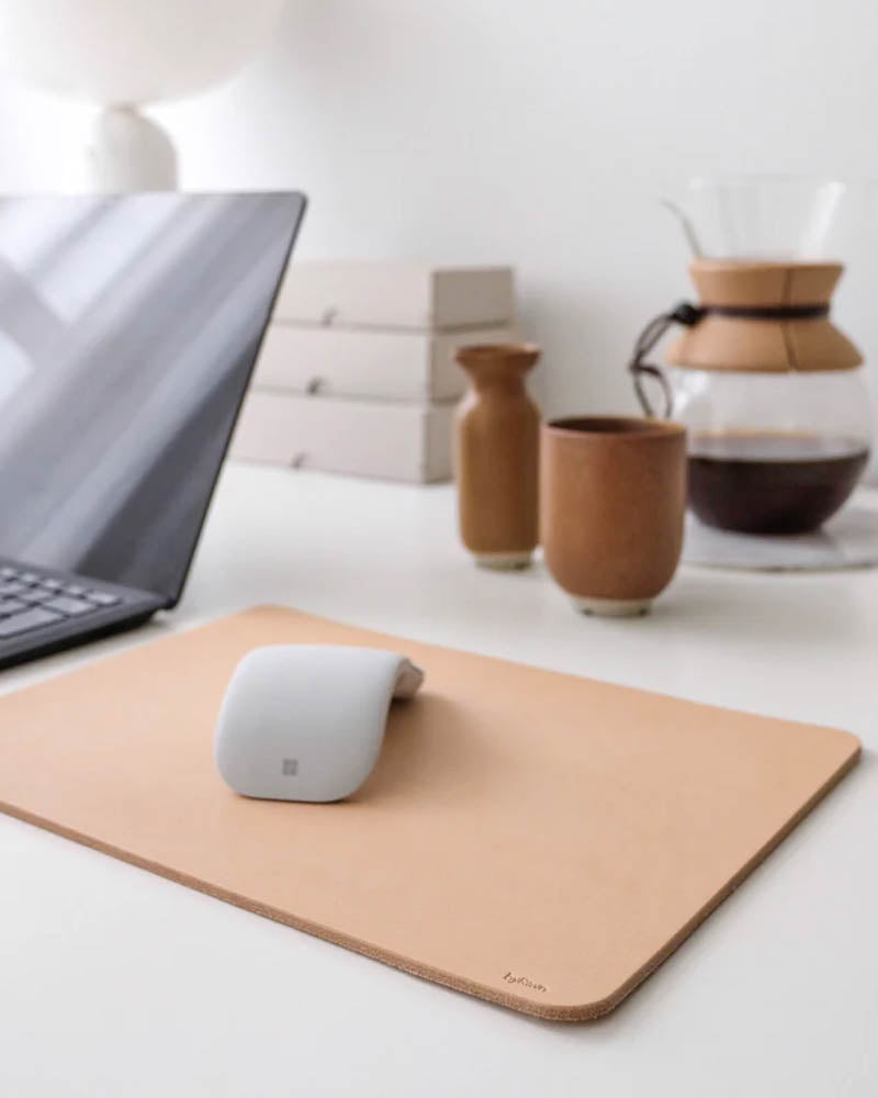 DOS musemåtte i naturfarvet læder fra byRavn på skrivebord med laptop, hvid mus og kaffekande