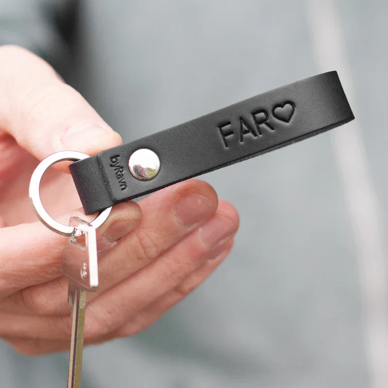 Black November hos byRavn – sort RAVN nøglering i læder med præget "Far" ♡, nøgle og byRavn-logo