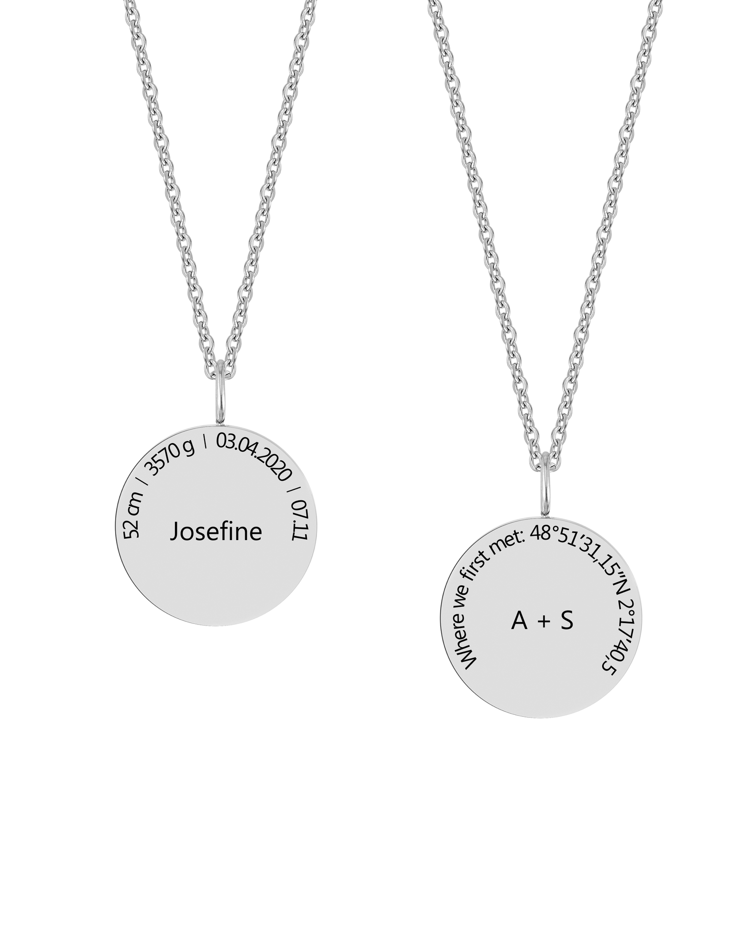 Halskæder i sølv – to SIA halskæder i sølvfarvet rustfrit stål graveret "Josefine" med fødselsdata og "A + S" med koordinater