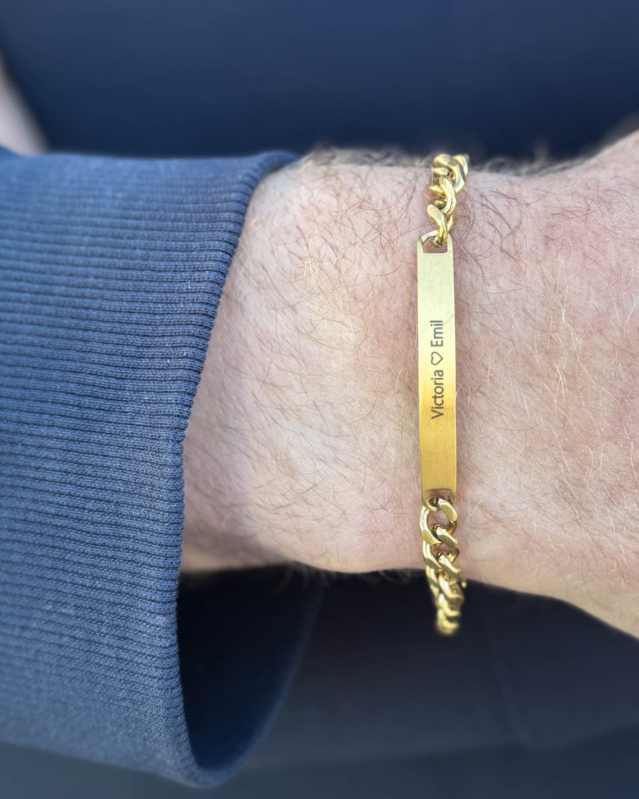 ARA Armband aus gebürstetem vergoldetem Edelstahl mit persönlicher Gravur "Victoria ♡ Emil" am Handgelenk eines Mannes