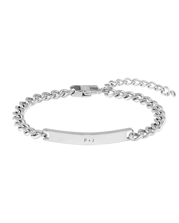 AVA Armband von byRavn aus silberfarbenem Edelstahl, Panzerkette mit länglicher Platte und den Initialen "P + J" graviert
