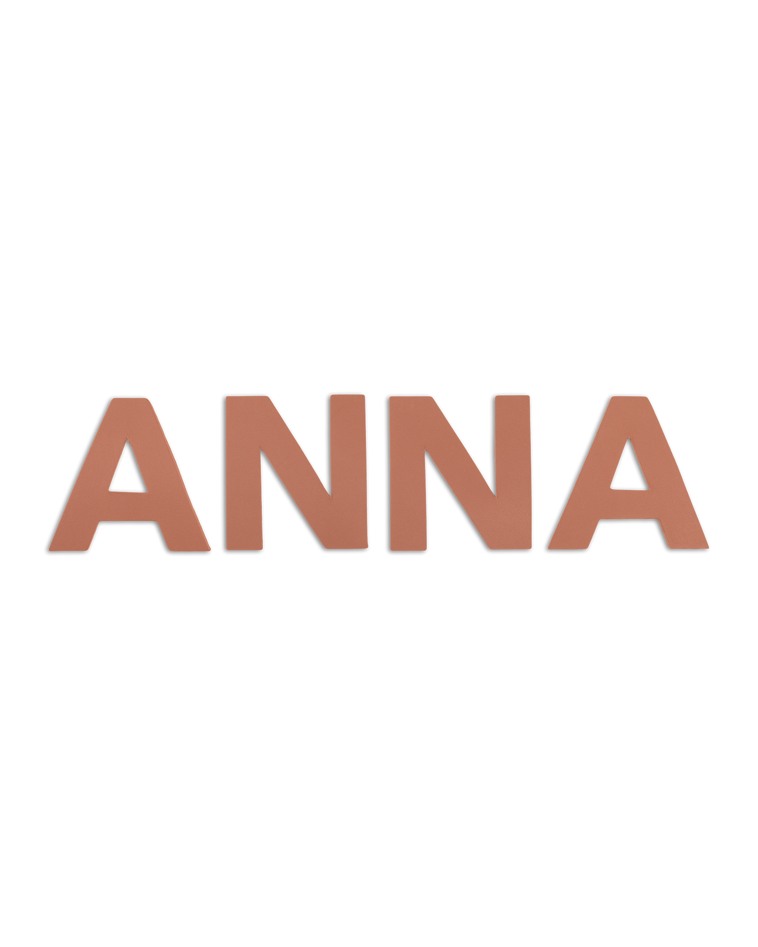 BOX Buchstaben von byRavn aus cognacfarbenem Leder, der Name "Anna" in Großbuchstaben fürs Kinderzimmer