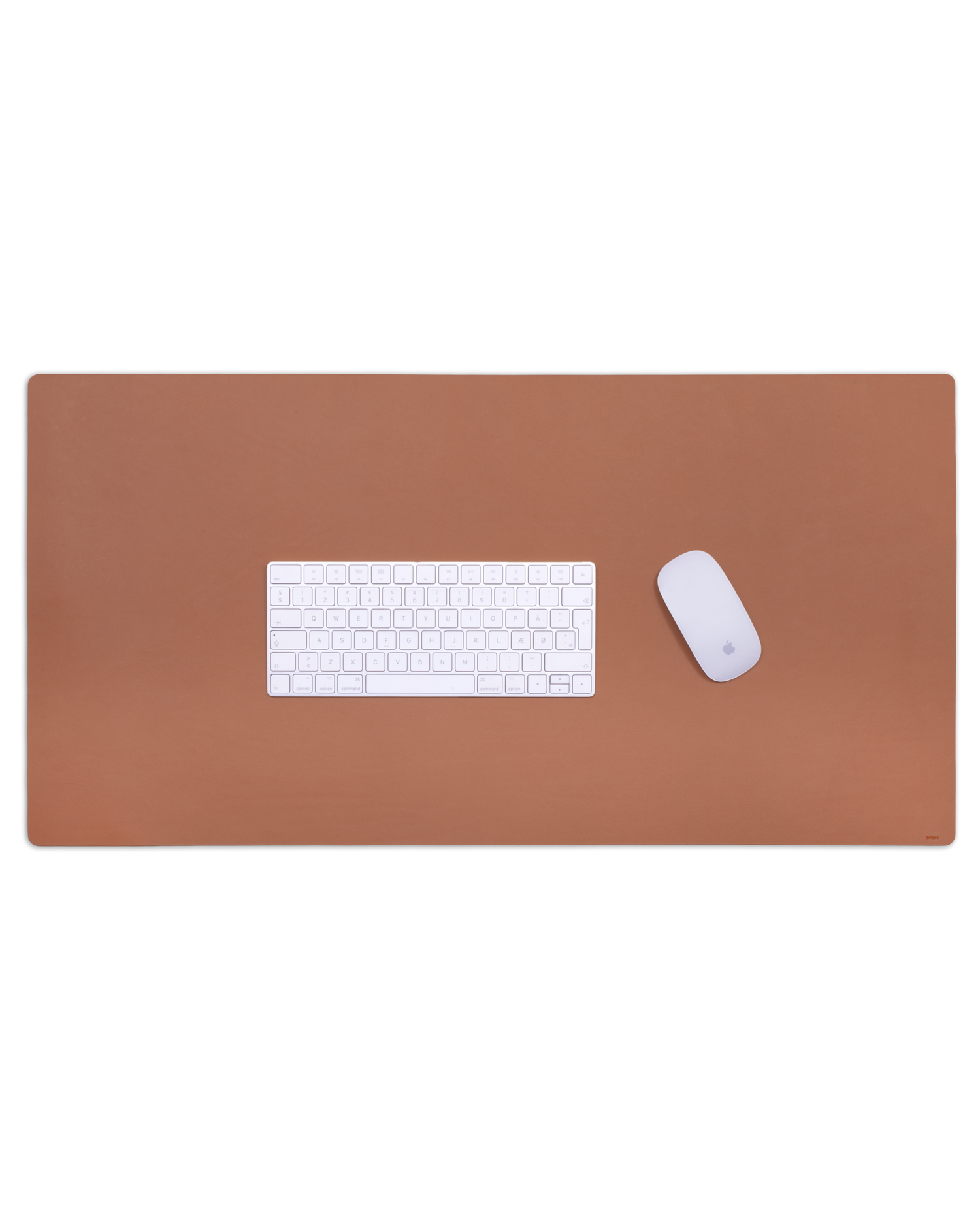 DESK Schreibtischunterlage von byRavn aus cognacfarbenem Leder mit weißer Tastatur und Computermaus