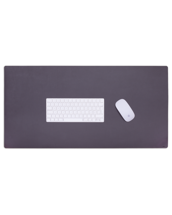 DESK Schreibtischunterlage von byRavn aus dunkelbraunem Leder mit weißer Tastatur und Computermaus