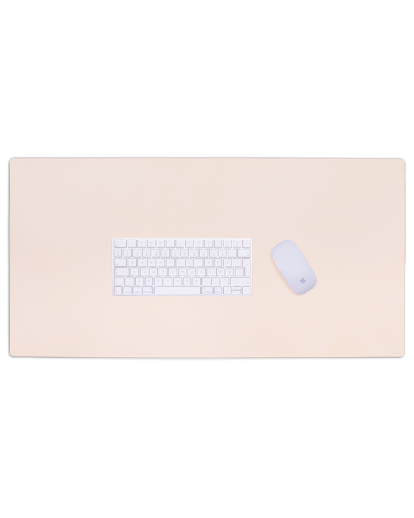 DESK Schreibtischunterlage von byRavn aus naturfarbenem Leder mit weißer Tastatur und Computermaus