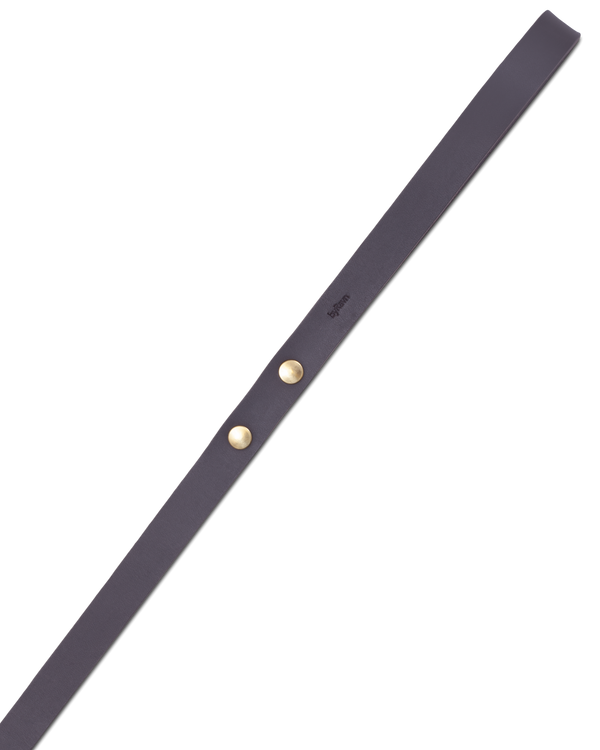 DOX160 Hundeleine von byRavn aus dunkelbraunem Kernleder, 160 cm, mit zwei Messingnieten und dezenter byRavn-Prägung