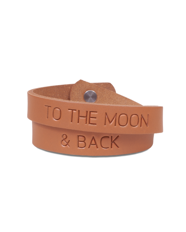 DUO Lederarmband von byRavn aus cognacfarbenem Leder, doppelt gewickelt, mit der Gravur "To the moon & back"