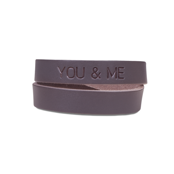 DUO Lederarmband von byRavn aus dunkelbraunem Leder, doppelt gewickelt, mit der Gravur "You & me"
