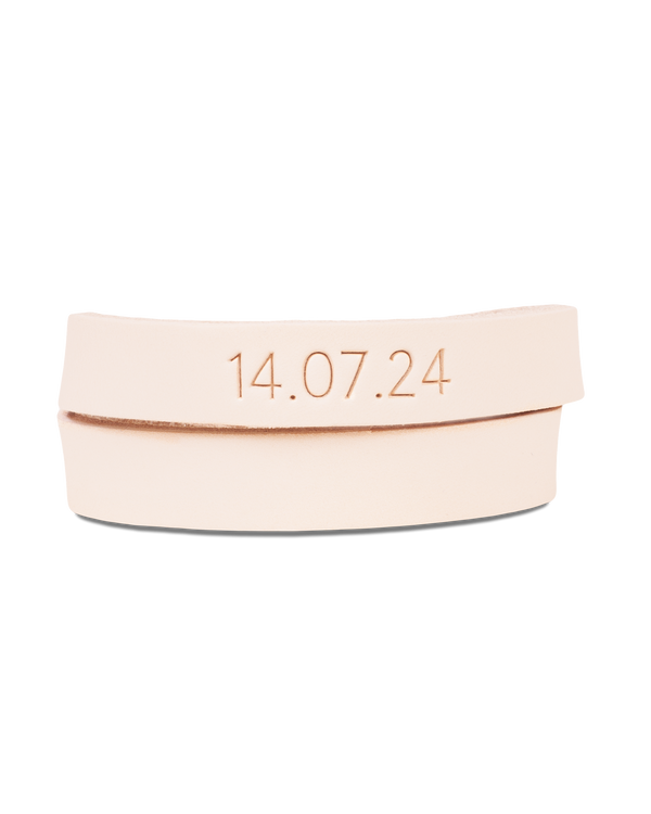 DUO Lederarmband von byRavn aus naturfarbenem Leder, doppelt gewickelt, mit graviertem Datum "14.07.24"