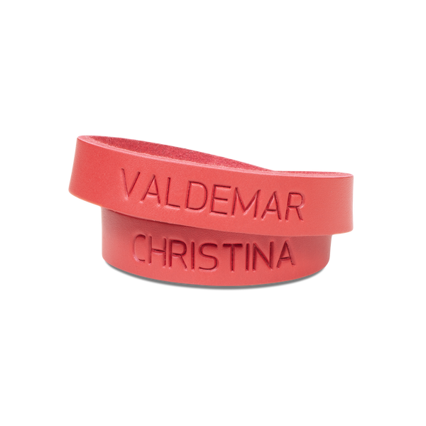 DUO Lederarmband von byRavn aus rotem Leder mit den gravierten Namen "Valdemar" und "Christina" auf jeder Wicklung