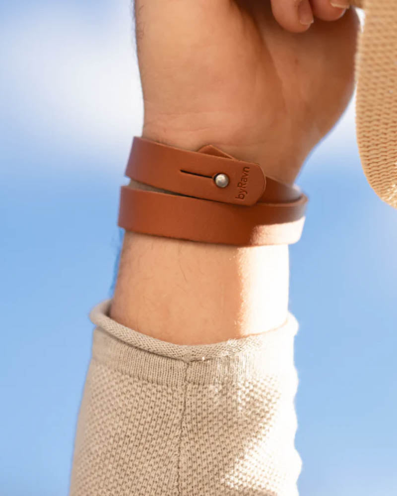 DUO Lederarmband in Cognac zweifach ums Handgelenk gewickelt, von der Innenseite mit Druckknopf und byRavn-Prägung