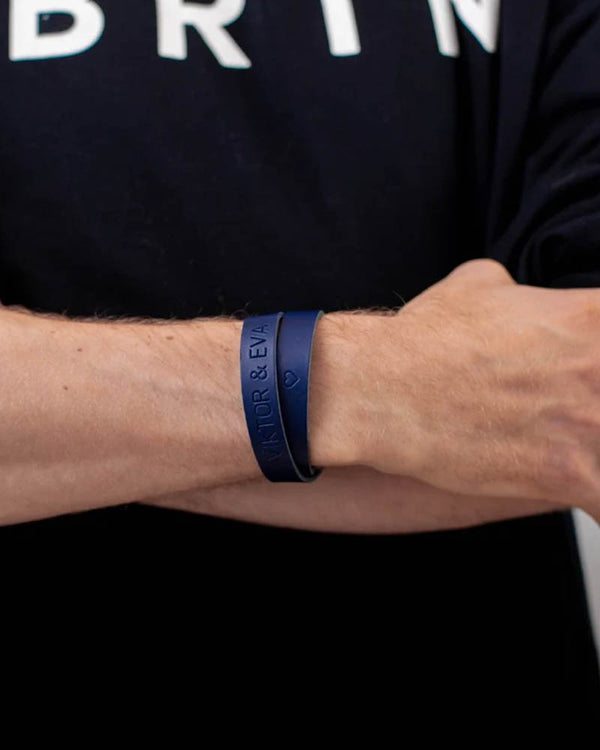 DUO Lederarmband in Dunkelblau mit der Gravur "Viktor & Eva" ♡ am Handgelenk, schwarzes T-Shirt