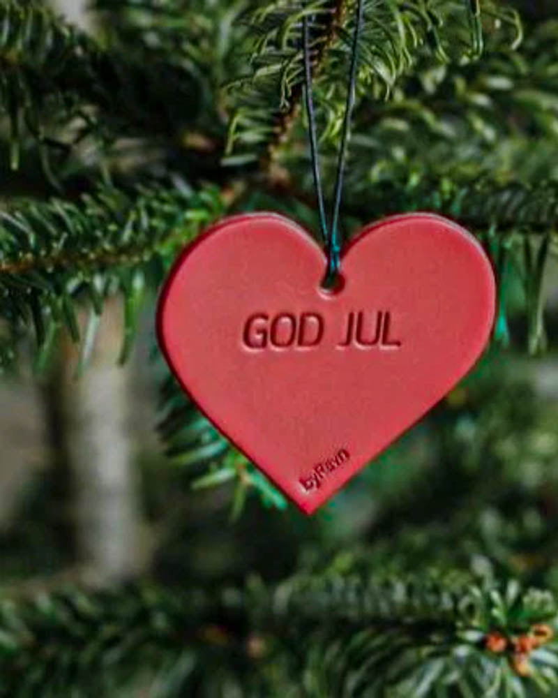 FROST Weihnachtsherz aus rotem Leder mit der Gravur "God jul" im grünen Weihnachtsbaum