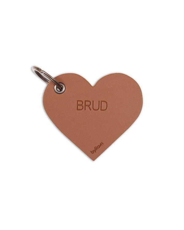 GALLA Tischkarte von byRavn aus cognacfarbenem Leder in Herzform mit der Gravur "Brud" und Schlüsselring aus Metall