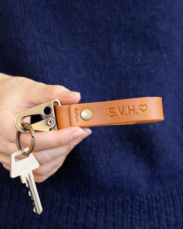 HOOK Schlüsselanhänger aus Cognac-Leder in der Hand gehalten mit Schlüssel und den gravierten Initialen "S.V.H." ♡