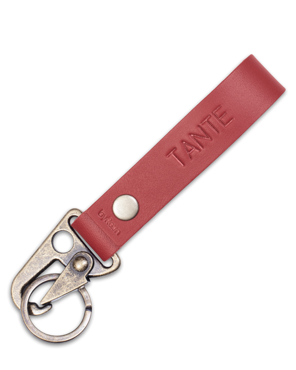 HOOK Schlüsselanhänger von byRavn aus rotem Leder mit Karabiner in Antikmessing und der Gravur "Tante"