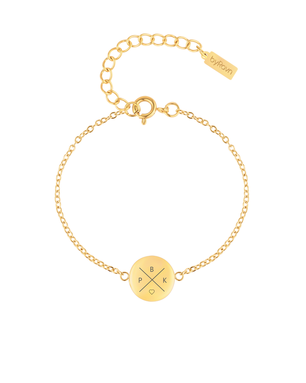 IBI X Armband von byRavn aus vergoldetem Edelstahl, runde Platte mit Kreuz und den Initialen "B", "P", "K" und Herz graviert
