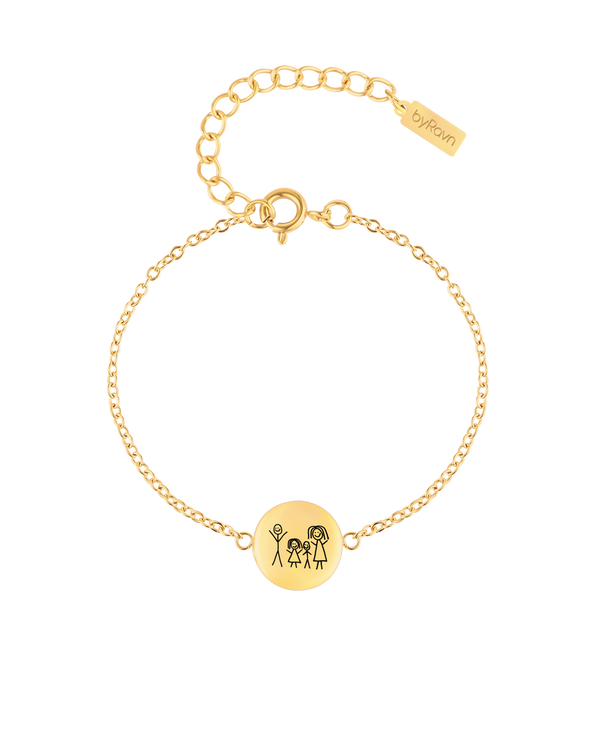 IBI MOTIF Armband von byRavn aus vergoldetem Edelstahl mit runder Platte und gravierter Kinderzeichnung der Familie