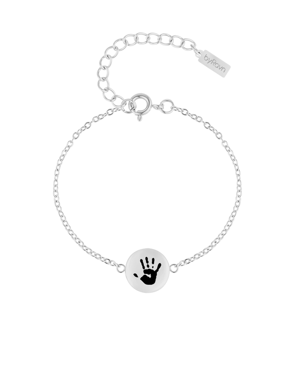IBI MOTIF Armband von byRavn aus silberfarbenem Edelstahl mit runder Platte und graviertem Handabdruck des Kindes