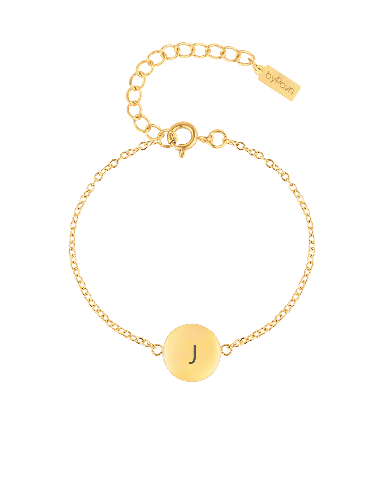IBI LETTER Armband von byRavn aus vergoldetem Edelstahl mit runder Platte und graviertem Buchstaben "J"