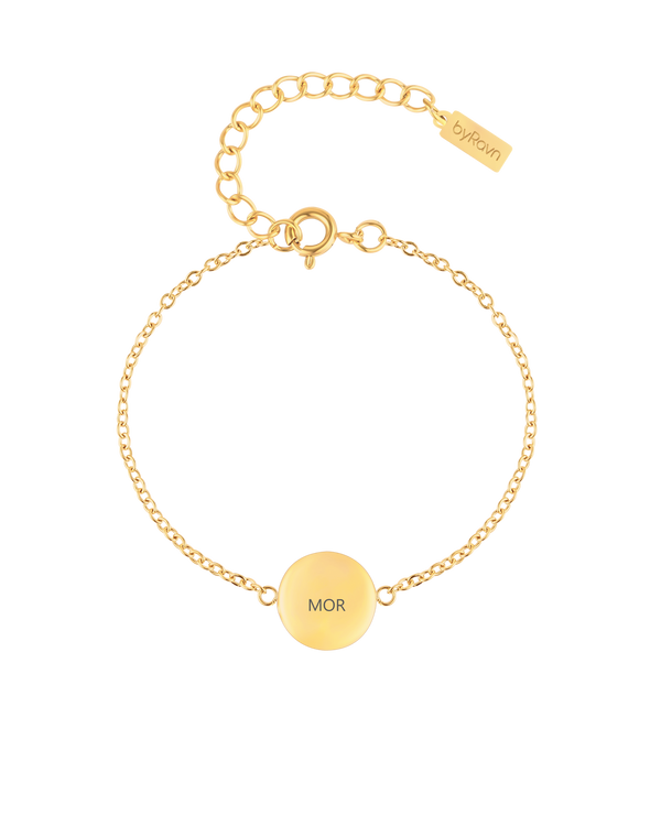 IBI NOTE Armband von byRavn aus vergoldetem Edelstahl mit runder Platte und der Gravur "Mor"