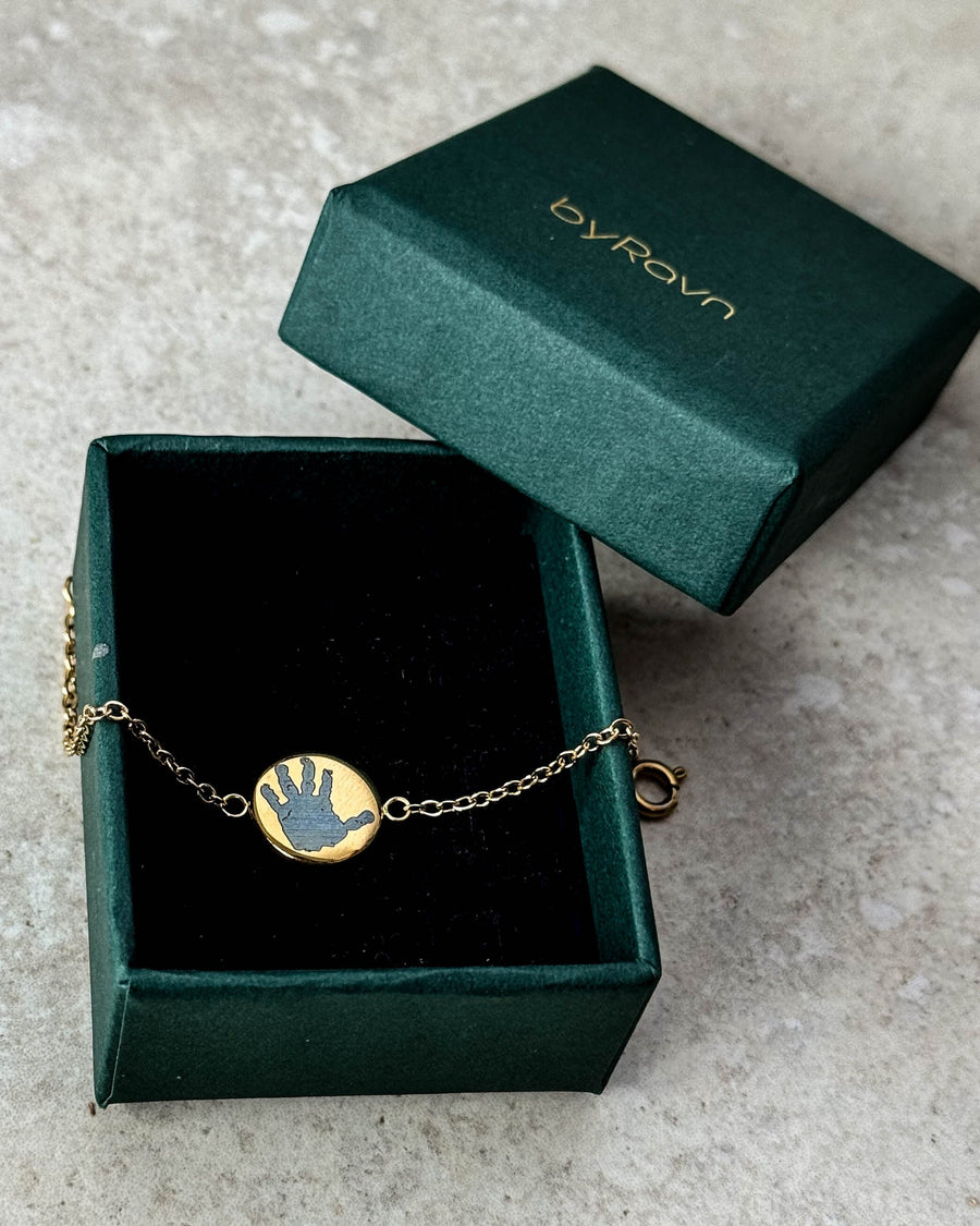 IBI MOTIF Armband aus vergoldetem Edelstahl mit graviertem Kinderhandabdruck, in dunkelgrüner byRavn Schmuckschachtel