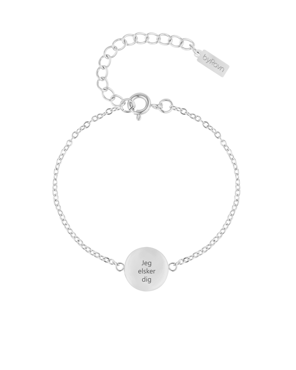 IBI QUOTE Armband von byRavn aus silberfarbenem Edelstahl mit runder Platte und der Gravur "Jeg elsker dig"
