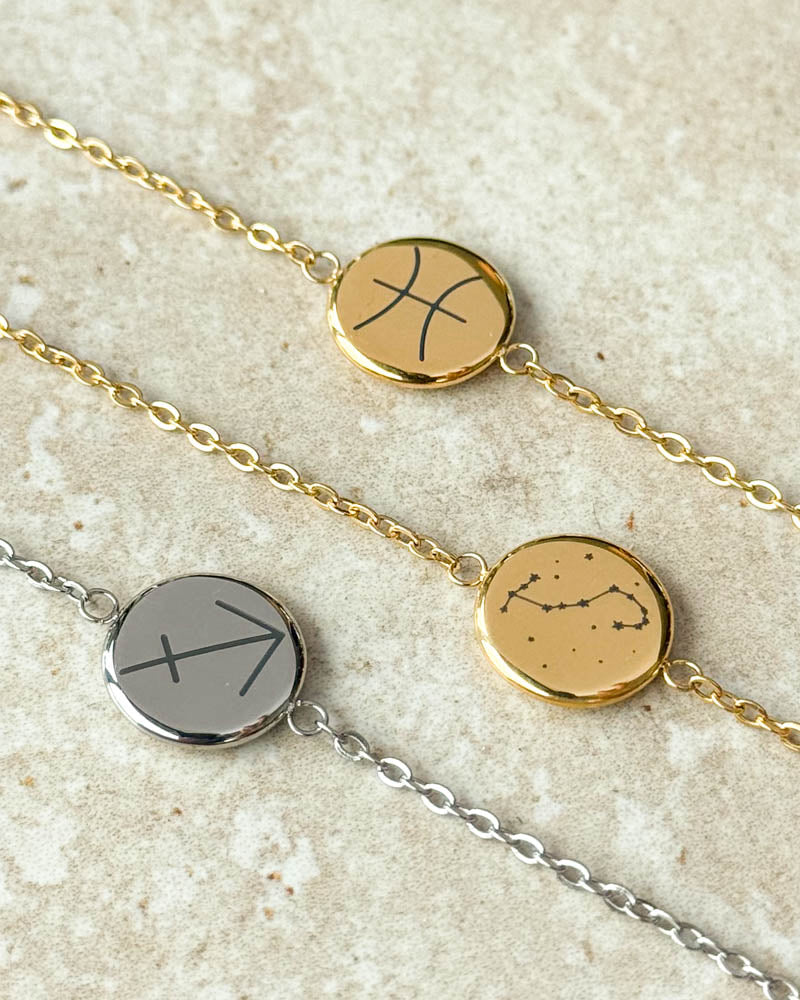 IBI STAR Armband aus vergoldetem Edelstahl mit Sternzeichen Fische und Sternbild Skorpion, dazu silberfarbene Variante mit Schütze