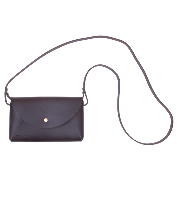 INA Schultertasche von byRavn aus dunkelbraunem Leder mit langem schmalem Riemen und goldfarbenem Druckknopf