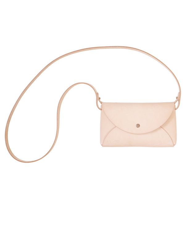 INA Schultertasche von byRavn aus naturfarbenem Leder mit langem schmalem Riemen und Druckknopfverschluss aus Stahl