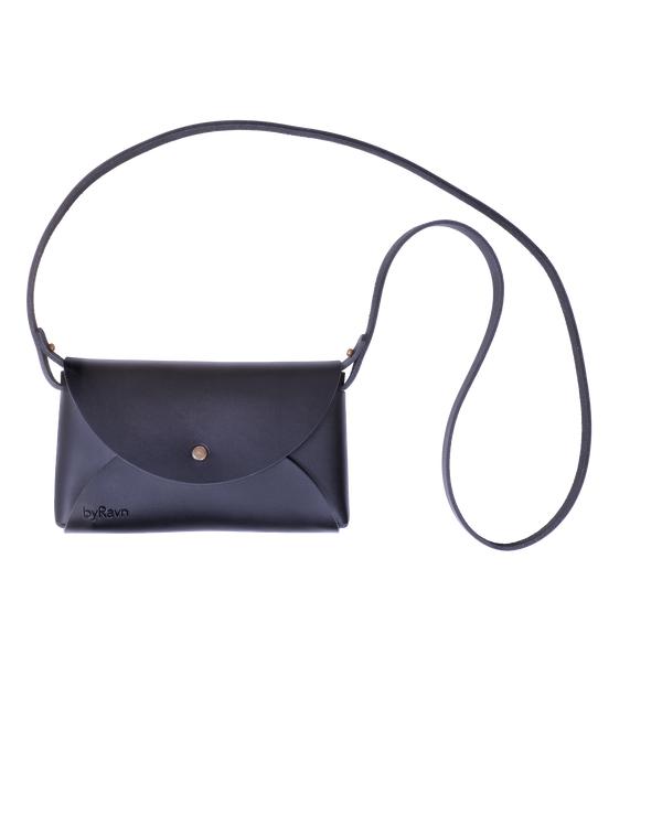 INA Schultertasche von byRavn aus schwarzem Leder mit langem schmalem Riemen und Druckknopf aus Metall