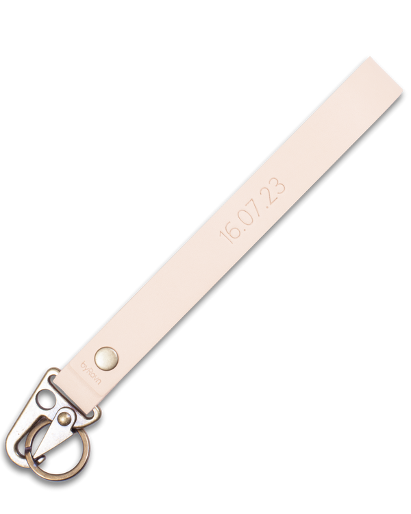 IRON Schlüsselanhänger von byRavn aus naturfarbenem Leder mit langer Schlaufe, Karabiner in Antikmessing und dem gravierten Datum "16.07.23"