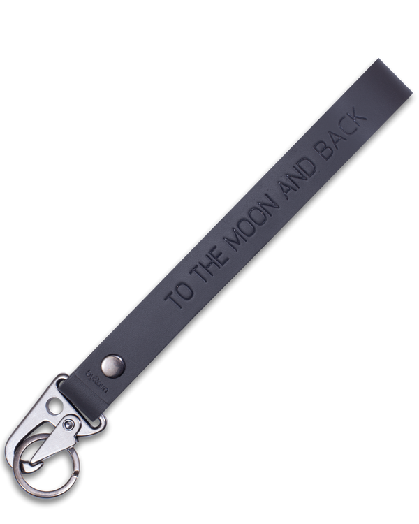 IRON Schlüsselanhänger von byRavn aus schwarzem Leder mit langer Schlaufe, schwarzem Karabiner und der Gravur "To the moon and back"