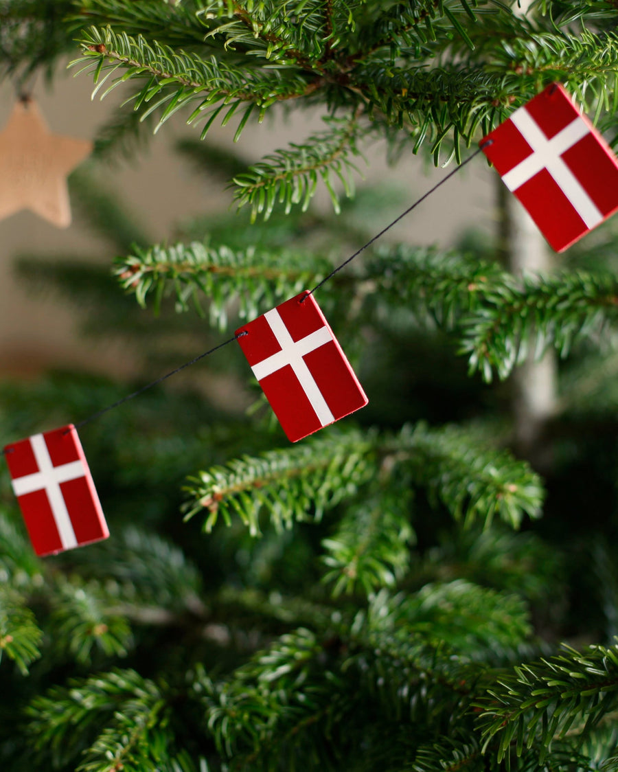 SALUT Wimpelkette mit Dannebrog-Flaggen aus Leder als Weihnachtsschmuck im grünen Weihnachtsbaum mit Holzstern