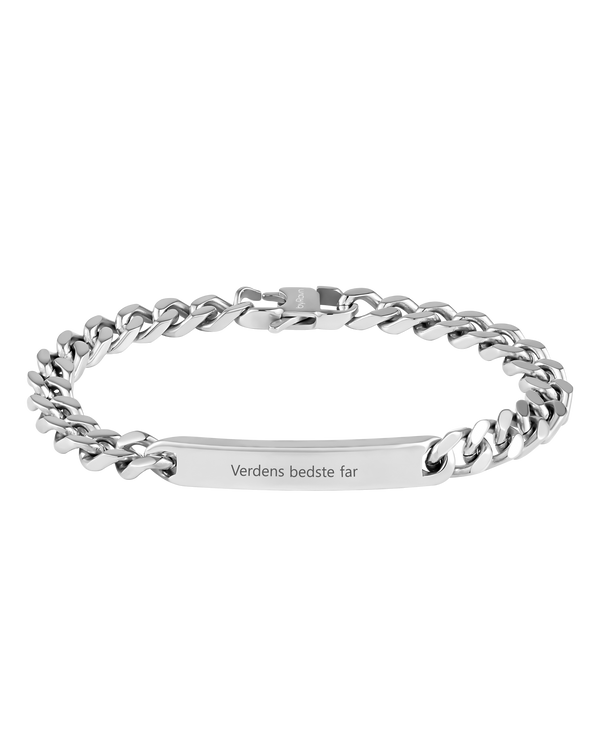 LEO Armband von byRavn aus silberfarbenem Edelstahl, kräftige Panzerkette mit länglicher Platte und der Gravur "Verdens bedste far"
