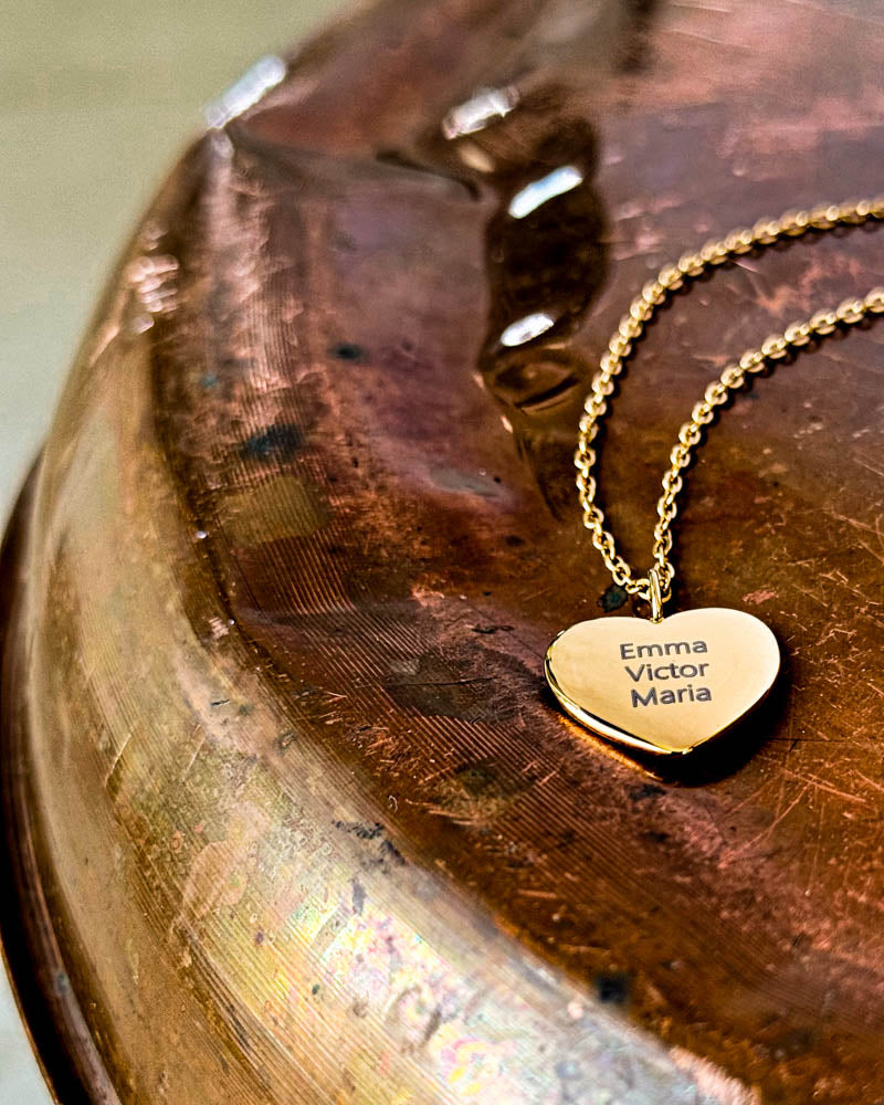 LUV QUOTE Namenskette aus vergoldetem Edelstahl mit "Emma Victor Maria" in Herz graviert, auf patinierter Kupferschale