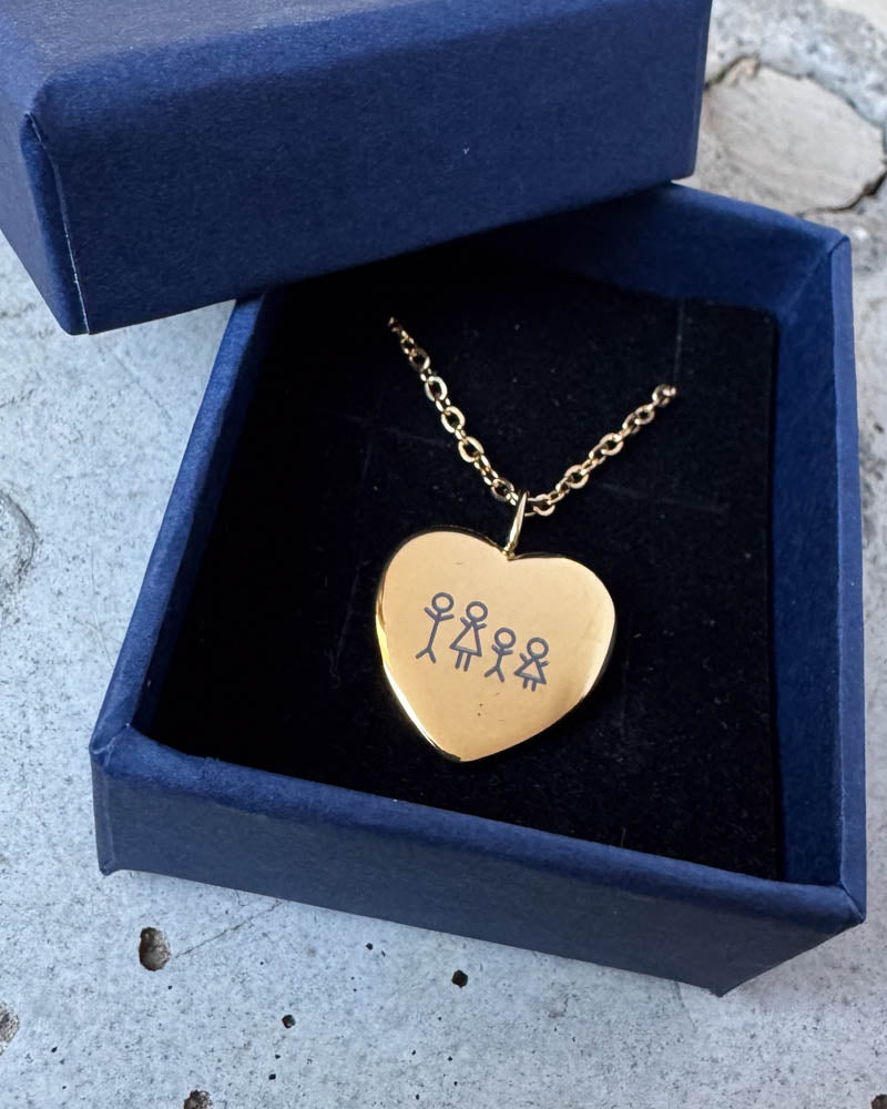 LUV STICK Halskette aus vergoldetem Edelstahl mit gravierter vierköpfiger Streichholz-Familie, liegend in dunkelblauer Geschenkbox
