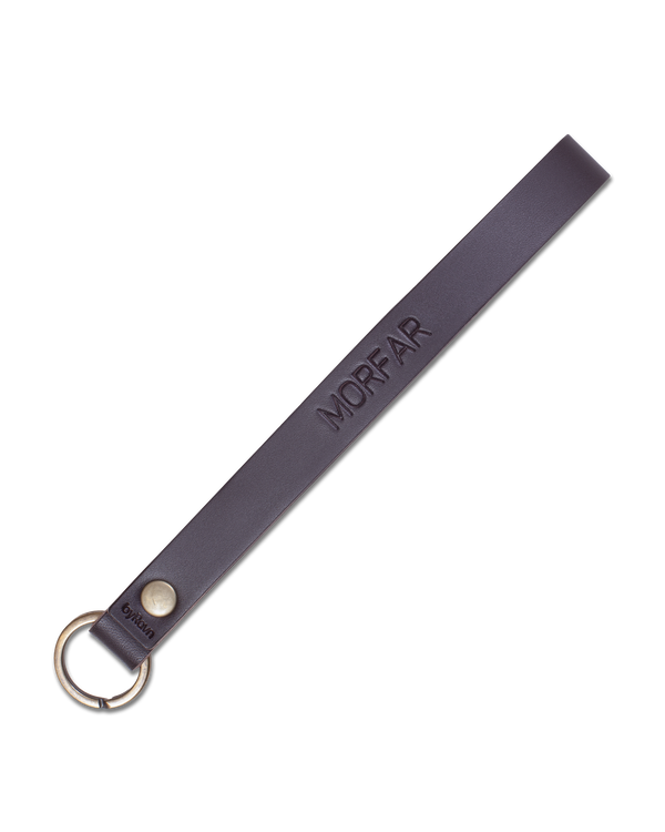 LUX Schlüsselanhänger von byRavn aus dunkelbraunem Leder, schmale Schlaufe mit Schlüsselring in Antikmessing und der Gravur "Morfar"
