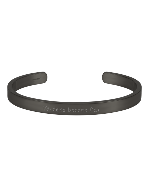 MARS SCRIPT Armband von byRavn aus schwarzem Edelstahl, offener Armreif mit "Verdens bedste far" in Handschrift graviert