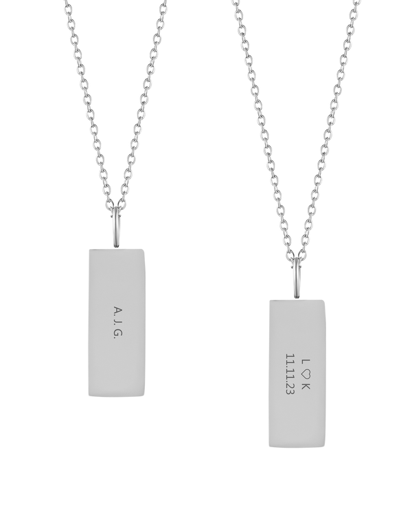 MIO Halskette von byRavn aus silberfarbenem Edelstahl, zwei rechteckige Anhänger mit Initialen "A.J.G." und "L ♡ K 11.11.23" graviert