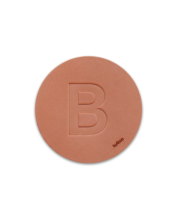 MOKKA Untersetzer von byRavn aus cognacfarbenem Leder mit dem geprägten Großbuchstaben "B"