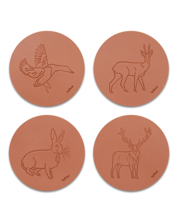MOKKA Jagd-Untersetzer von byRavn aus cognacfarbenem Leder, Paket A mit 4 Motiven: Stockente, Rehbock, Hase und Rothirsch