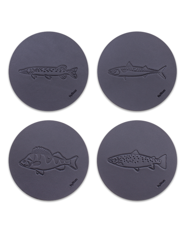 MOKKA Angler-Untersetzer von byRavn aus schwarzem Leder, 4 Fische: Hecht, Makrele, Barsch und Meerforelle
