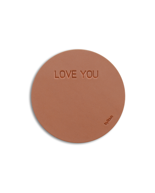 MOKKA runder Untersetzer von byRavn aus cognacfarbenem Leder mit der Gravur "Love you"