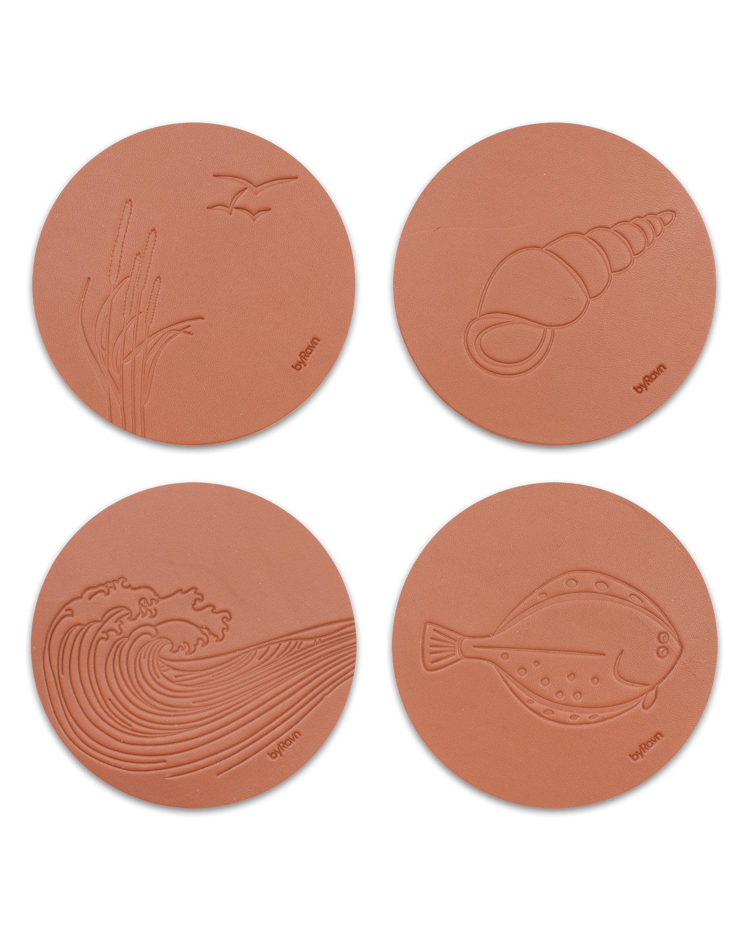 MOKKA Sommerhaus-Untersetzer von byRavn aus cognacfarbenem Leder, Set mit 4 Motiven: Strandhafer mit Möwen, Muschel, Welle und Plattfisch