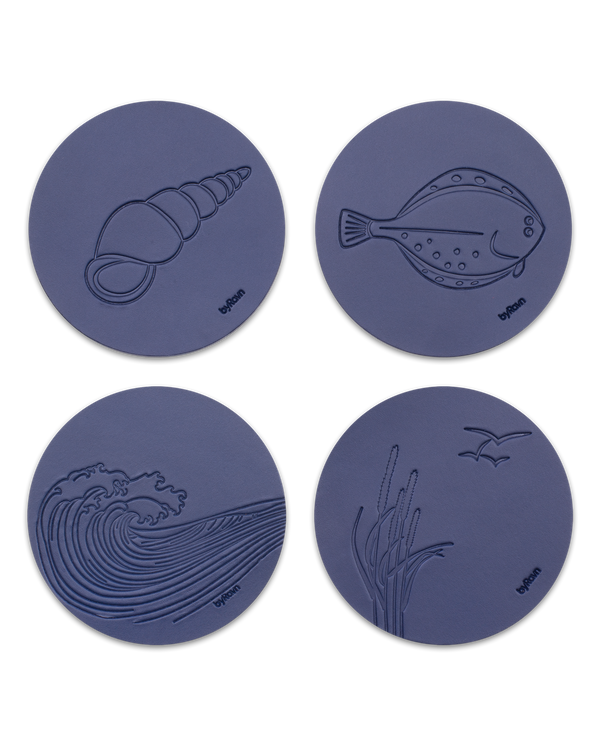 MOKKA Sommerhaus-Untersetzer von byRavn aus dunkelblauem Leder, 4 Motive: Muschel, Plattfisch, Welle und Strandhafer mit Möwen